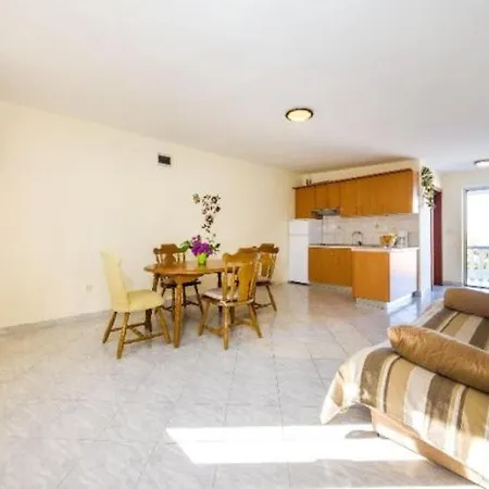 Apartment Nin Beach