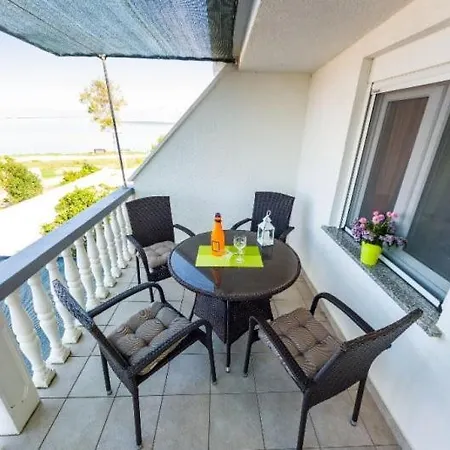 Apartment Nin Beach
