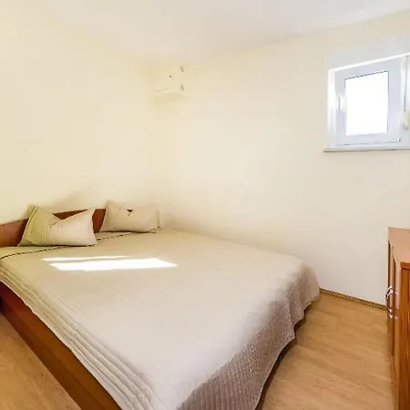 Apartment Nin Beach