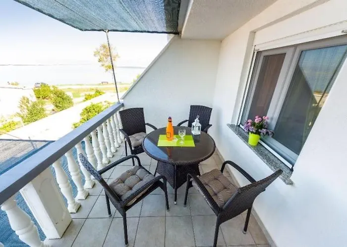 Apartment Nin Beach