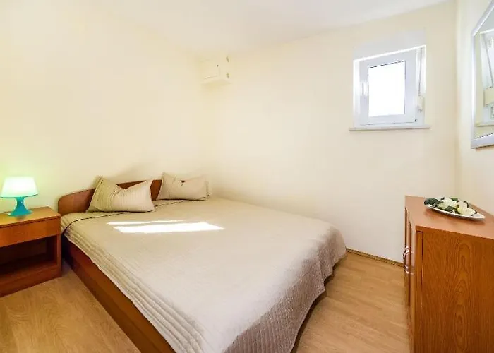 Apartment Nin Beach